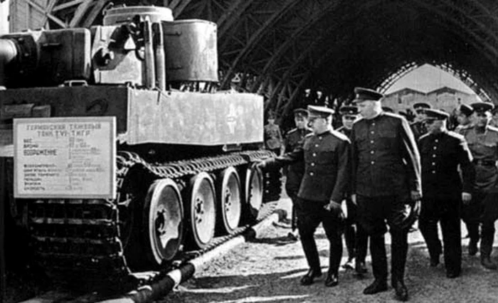 Mareșalul sovietic Gheorghi Jukov inspectează un tanc Tiger capturat de Armata Roșie (1943)