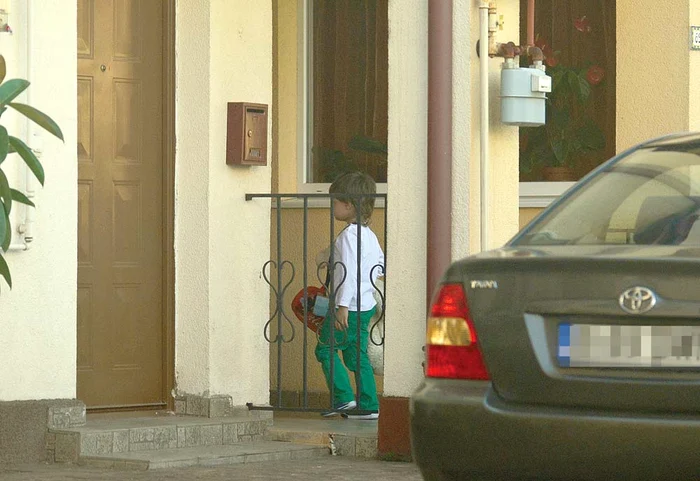 Petrus intră  singur în casă cu  ghiozdănelul în braţe