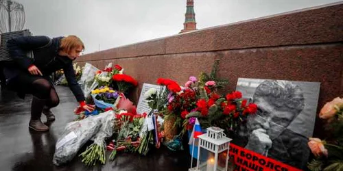 O femeie lasand flori la locul asasinarii lui Boris Nemtov FOTO EPA-EFE
