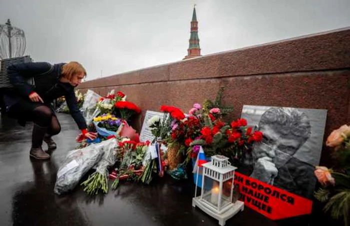 O femeie lasand flori la locul asasinarii lui Boris Nemtov FOTO EPA-EFE