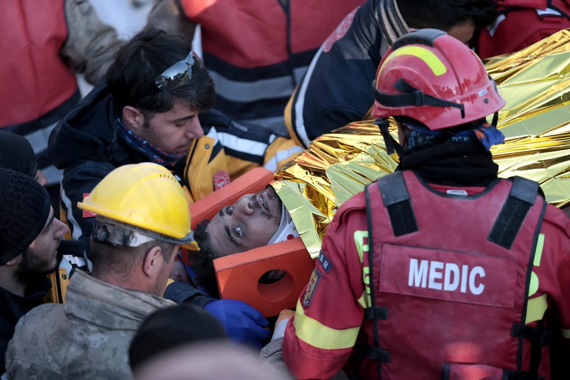 Mustafa Sarigul, salvat de sub dărâmături de salvatorii români / Sursă foto: Getty