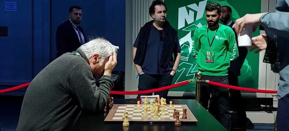 Imaginile disperării la Mondialul de șah: campionul Ucrainei și-a acoperit fața și a plâns în hohote 