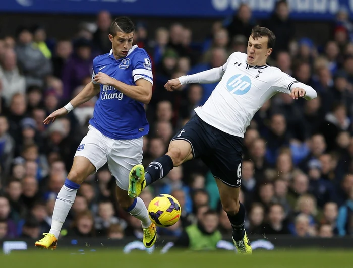 Vlad Chiricheş (dreapta), jucător legitimat la Tottenham Hotspur FOTO Reuters