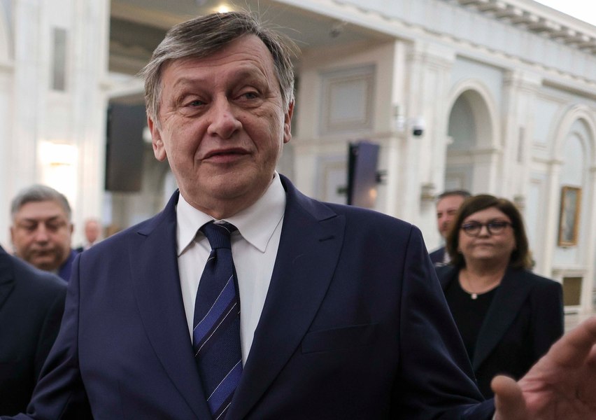 Crin Antonescu acuză USR că a avut un „comportament iresponsabil”: „S-a așezat lângă grupurile extremiste”