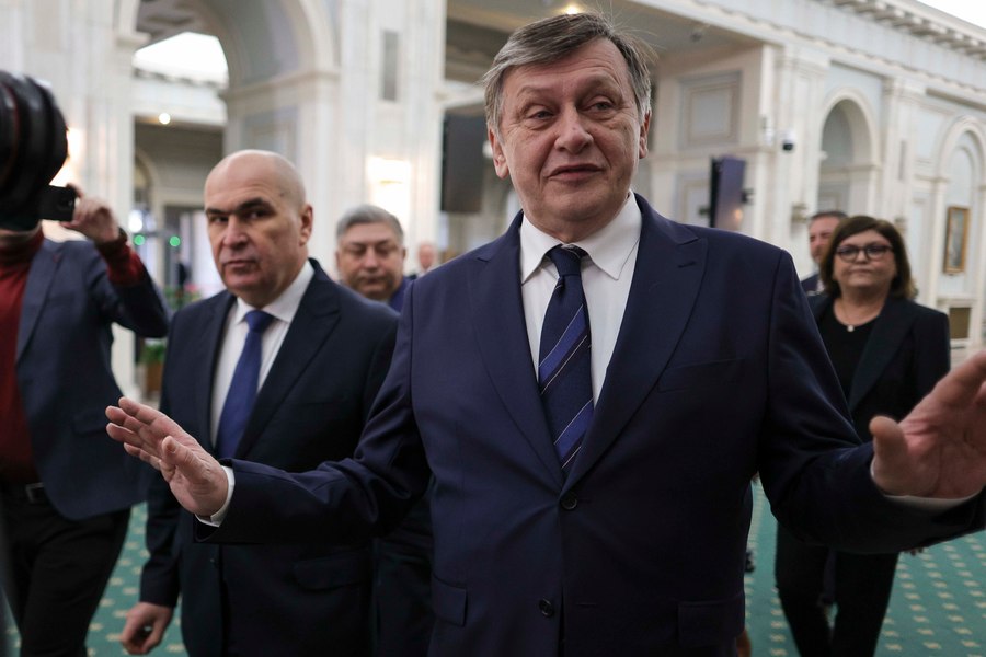 Crin Antonescu, la validarea candidaturii sale de către PNL: „Tot ce a făcut România bine este pus în discuție””