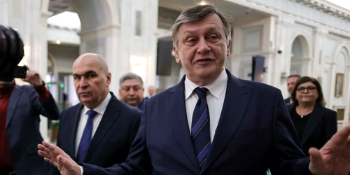 Consiliul Național al PNL pentru validarea lui Crin Antonescu în rolul de candidat al alianței PSD-PNL-UDMR-Minorități la alegerile prezidențiale din mai 2025, desfășurat la Palatul Parlamentului, în București. FOTO Inquam Photos / Octav Ganea