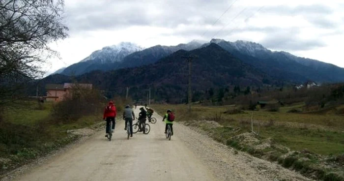 Drumul face legătura între Râşnov şi Cabana Diham, iar de aici la Buşteni