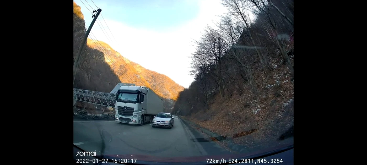 Depăşire criminală surprinsă cu o cameră de bord pe Valea Oltului la Apeduct Brezoi în Vâlcea pe DN 7 Foto FB Ognstant Alexandru