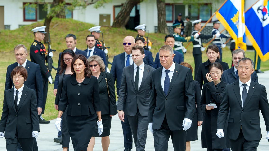 Carmen Iohannis și Klaus Iohannis la Cimitirul Național din Seul din Coeea de Sud. FOTO: Administrația Prezidențială