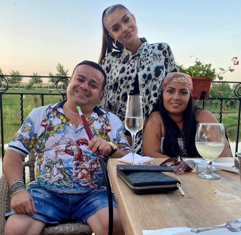 
    Betty, cu tatăl ei Florin Salam  