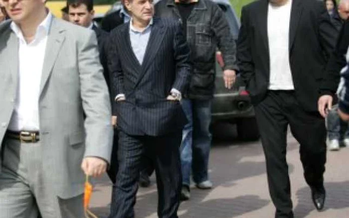 FOTBAL: Poliţia analizează imaginile cu Becali şi bodyguarzii săi