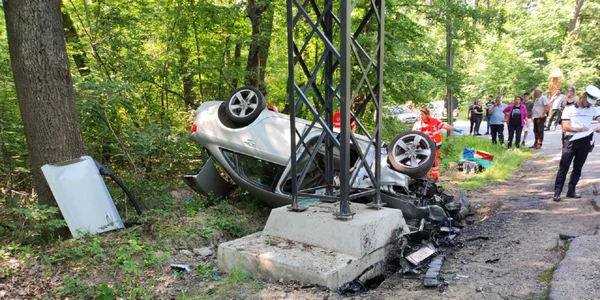 Impact violent în Sibiu la intersecția unui drum care duce spre Păltiniș Foto ISU Sibiu jpg