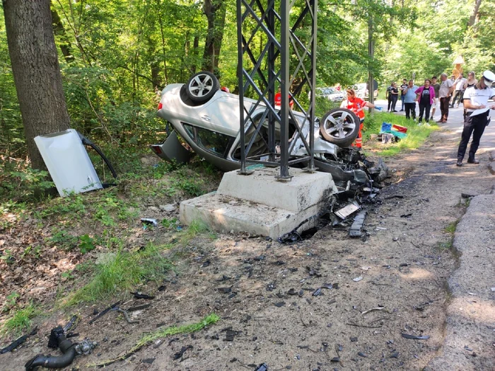 Impact violent în Sibiu la intersecția unui drum care duce spre Păltiniș Foto ISU Sibiu jpeg