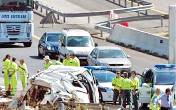 Şase români striviţi pe autostradă