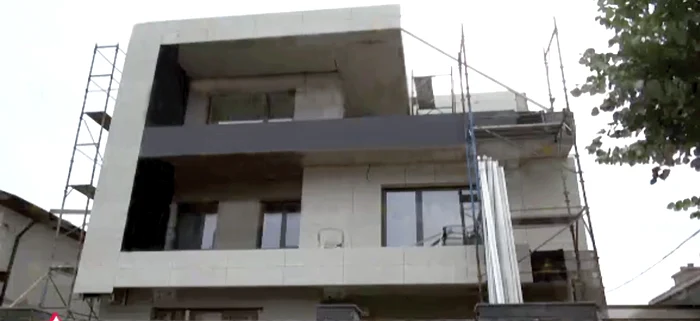 Pe strada Oneşti şi-a construit o vilă cu design modern