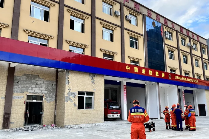Cutremur cu magnitudinea de 6,6 în Hailuogou, provincia Sichuan, sud-vestul Chinei. FOTO AFP