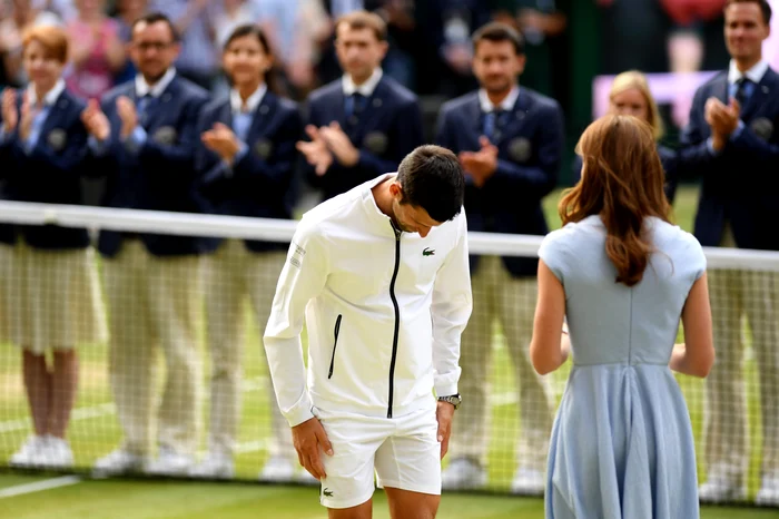 Kate Middleton i-a îmnânt trofeul lui Djokovici