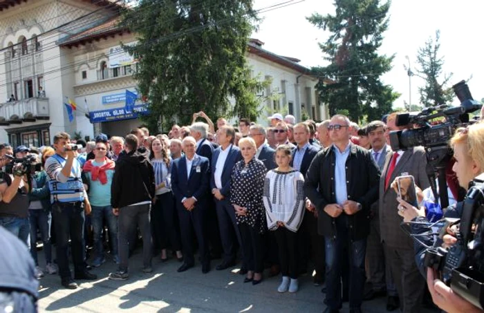 Viorica Dăncilă a stat la marginea locului de desfăşurare a manifestărilor