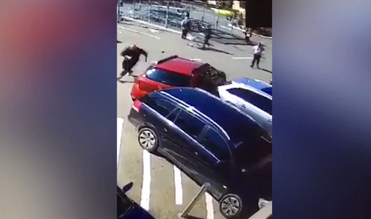 Oamenii aflaţi în apropiere au fugit să o ajute pe victimă. FOTO Captură video