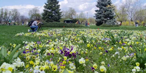 Oamenii au renunţat la geci şi unii chiar şi la încălţăminte şi s-au bucurat de primele zile de căldură FOTO Ionuţ Ungureanu 