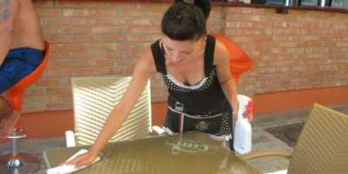 Tânăra s-a angajat pentru a-şi putea a ajuta părinţii cu bani