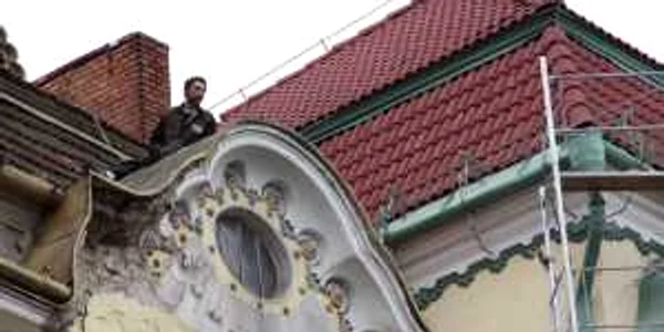 Bărbatul s-a urcat pe acoperişul palatului Vulturul Negru 
