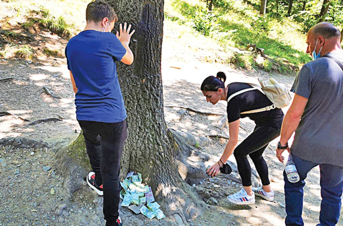 
    Peste bancnote au fost aşezaţi bolovani, ca să nu le ia vântulFoto: adevarul.ro  