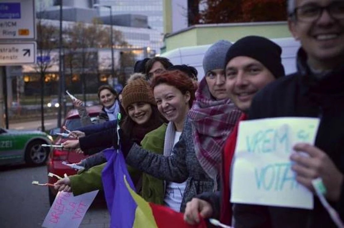 Românii din diaspora au stat cu cinci ani în urmă la cozi pentru a putea vota FOTO: arhiva