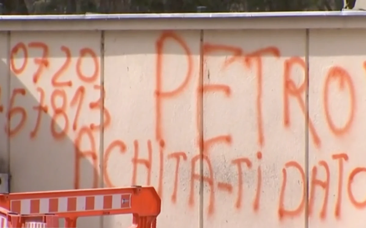 Gardul lui Traian Băsescu a fost vandalizat în mod asemănător, la 1 aprilie.
