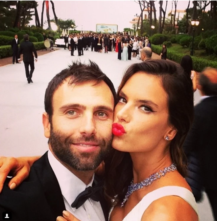 Alessandra și Jamie sunt logodiți de șapte ani