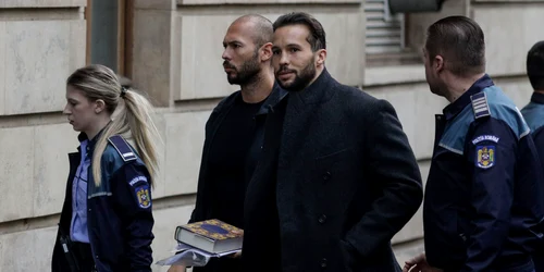 Frații Andrew și Tristan Tate sunt escortați alături de alte persoane implicate în dosarul lor în interiorul Curții de Apel București. FOTO Inquam Photos / Octav Ganea 