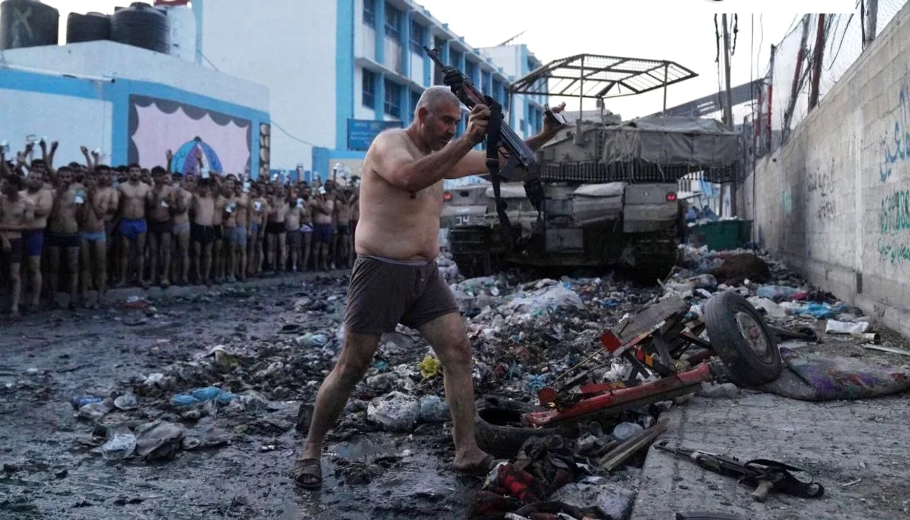 Membru Hamas, în timp ce s-a predat. FOTO arhivă Times of Israel