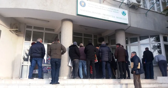 Oamenii au făcut noapte albă în faţa sediului AMP Sălaj pentru a-şi depune dosarele la prima oră FOTO Adevărul