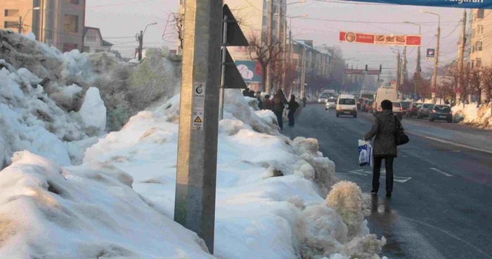 Pietonii se strecoară printre maşini