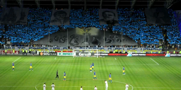 Coregrafia din peluza suporterilor. Foto fcpetrolul.ro