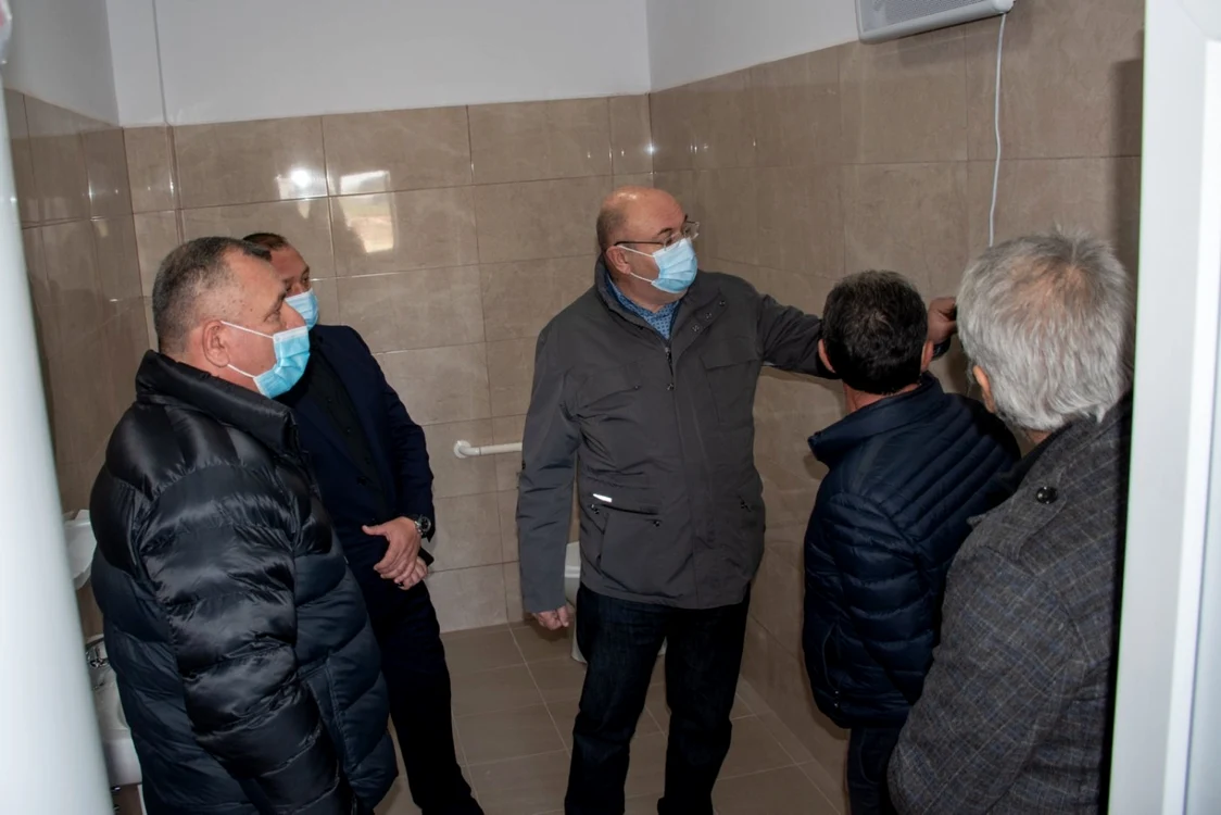 Ion Mînzină, preşedintele CJ Argeş (centru), inspectând noile grupuri sanitare FOTO: Facebook/CJ Argeş