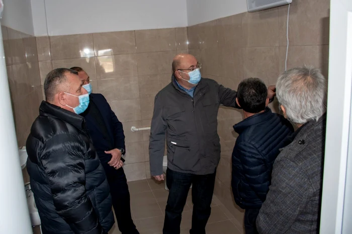 Ion Mînzină, preşedintele CJ Argeş (centru), inspectând noile grupuri sanitare FOTO: Facebook/CJ Argeş