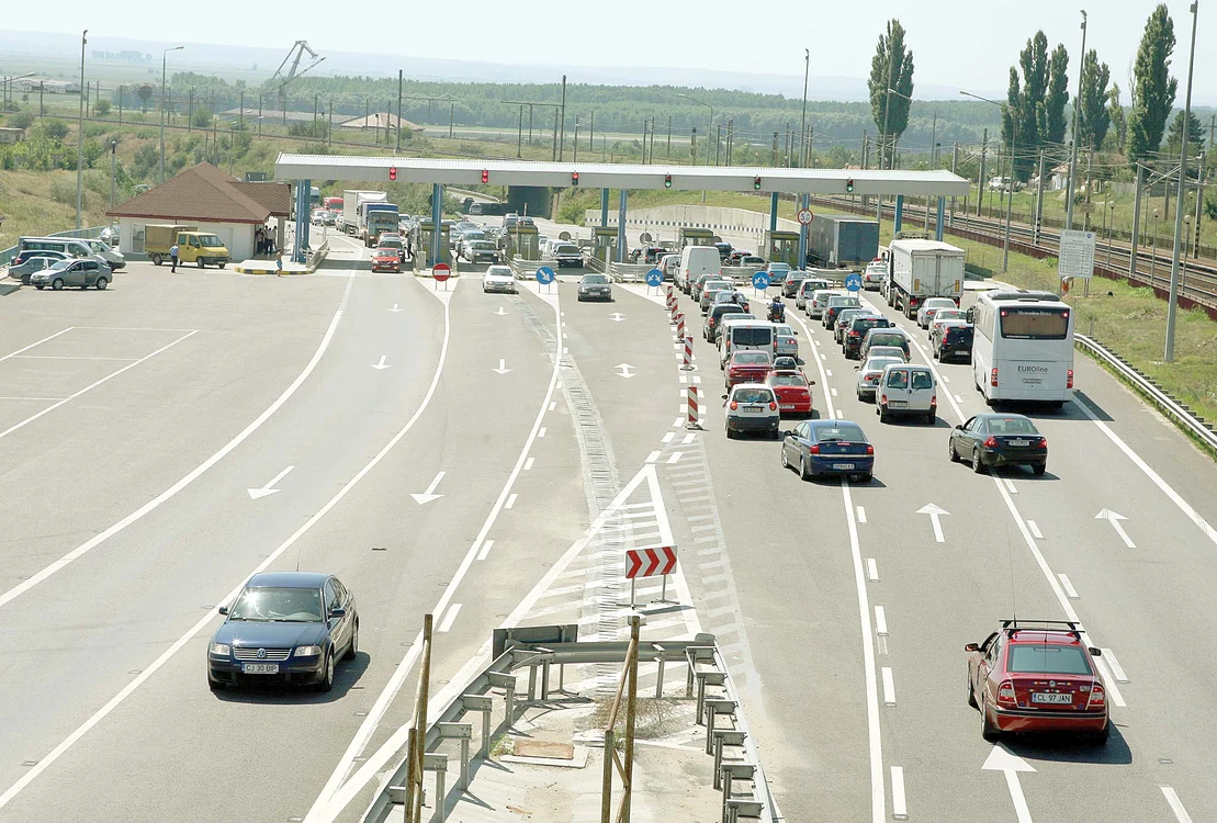 
    La staţia de taxare se trece liber pe câte două benzi marcate cu ”e-tarif”, iar o bandă este cu barierăFoto: Dorin Constanda  