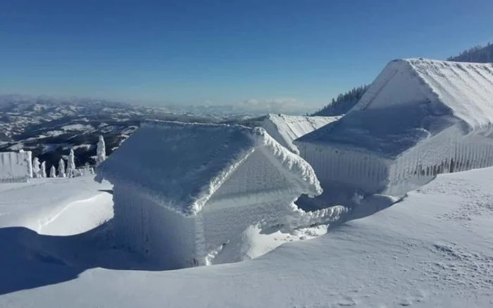 Construcţii ”îmbrăcate” în zăpadă pe Vf Bihor. Foto: Traian Gligor