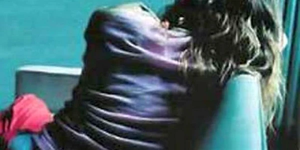 Fata de 13 ani era violată de tatăl ei