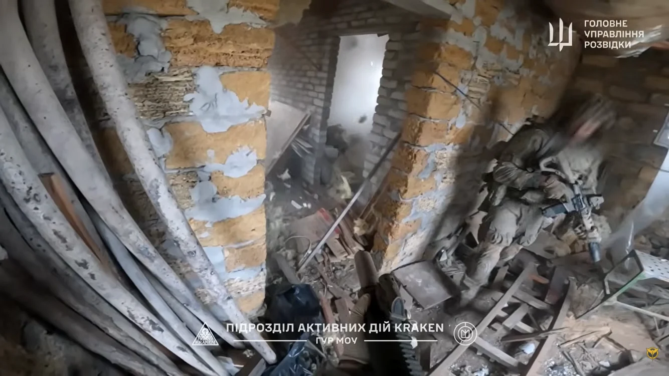 Unul aruncă o grenadă într-o încăpere, iar celălalt deschide focul. FOTO: captură video YouTube