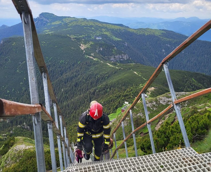 Scafandru, primul pe treptele care urcă spre nori. Scări pe Toaca, o misiune extremă FOTO