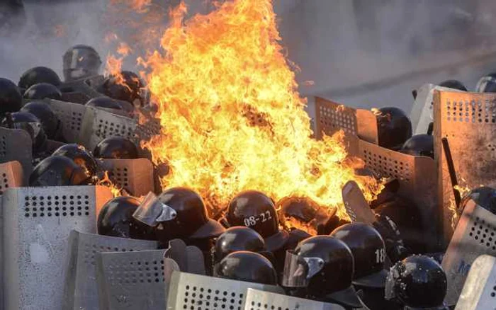Peste 100 de persoane au murit ieri în timpul confruntărilor de la Kiev. Marea lor majoritate erau protestatari nemulţumiţi de traseul pe care preşedintele ţării doreşte să îl impună viitorului Ucrainei.