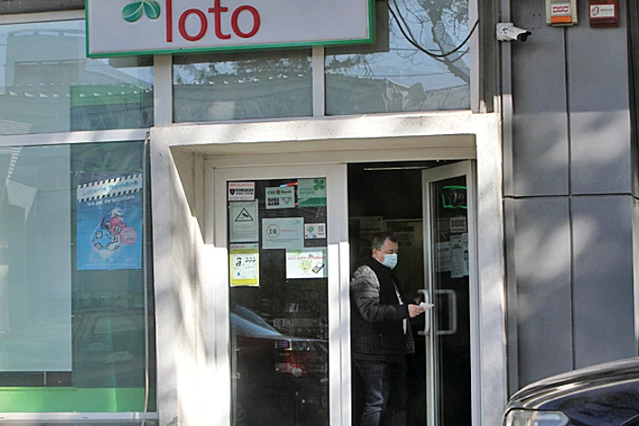 Zeci de locuitori din Norwich au venit la magazinul româncelor pentru a le încuraja