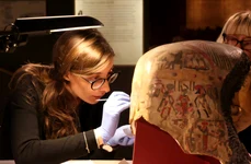 Dr. Clara Granzotto, asistată de specialista în conservare Inger Jonsson, prelevează o micro-probă de pe suprafața pictată a măștii de mumie a unei femei