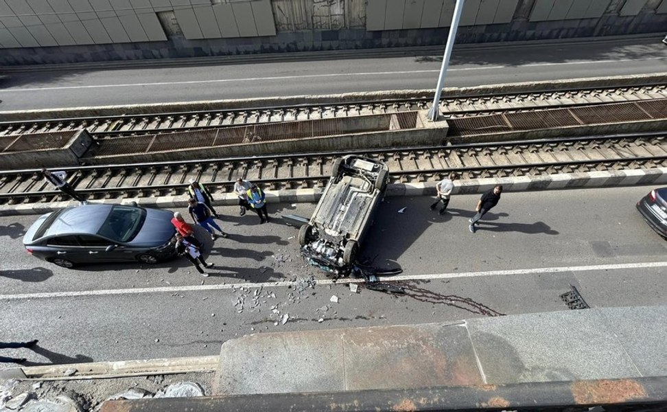 Accident grav în București. Un autoturism a blocat o importantă linie de tramvai după ce s-a răsturnat 