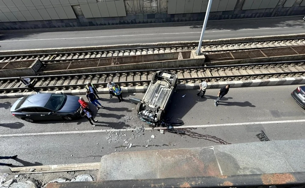 Un vehicul s-a răsturnat peste linia de tramvai/FOTO: News.ro