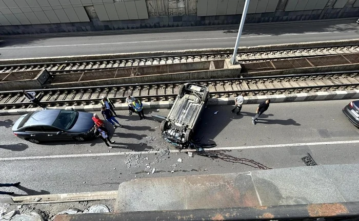 Un vehicul s-a răsturnat peste linia de tramvai/FOTO: News.ro