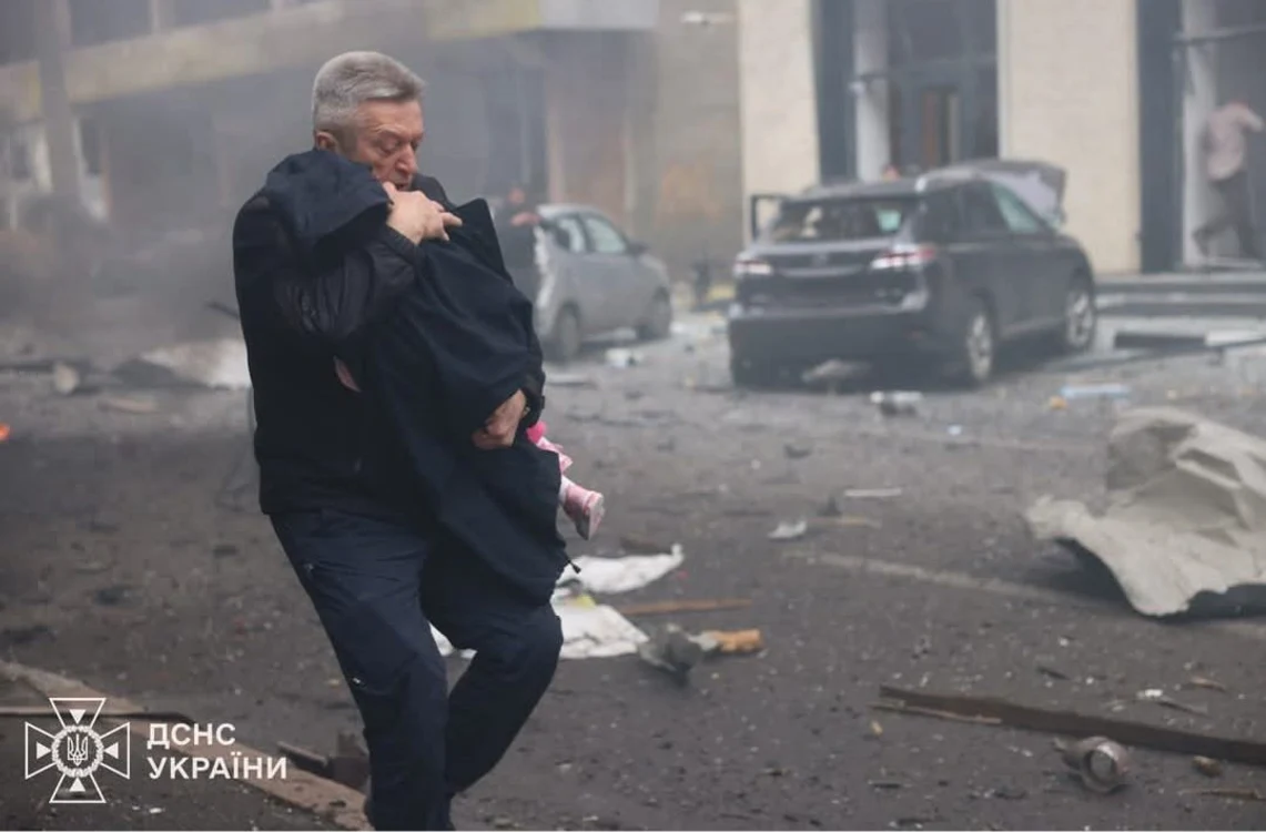  Generalul ucrainean Oleksandr Volobuiev salvând o fetiță din grădinița lovită de ruși/FOTO:X