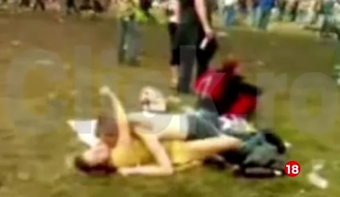 
    Sex în aer liber, la iarbă verde. (captură video)  